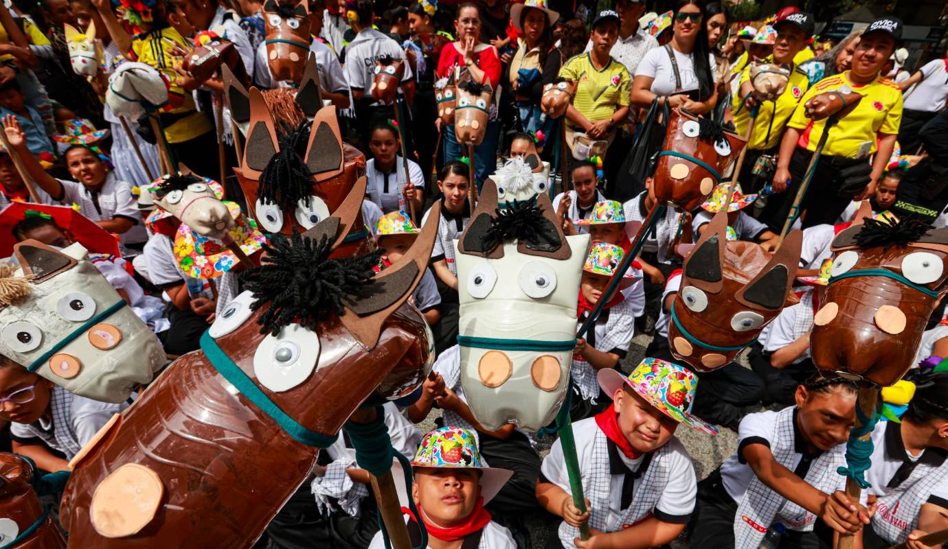 La Cabalgata infantil, un evento para los más chicos en la Feria de las Flores, llegó a su versión XXIV Este sábado se realizó una versión la décima tercera versión de la Cabalgata Infantil en Caballitos de Palo, un evento de las Feria de las Flores. Foto: Manuel Saldarriaga Quintero.