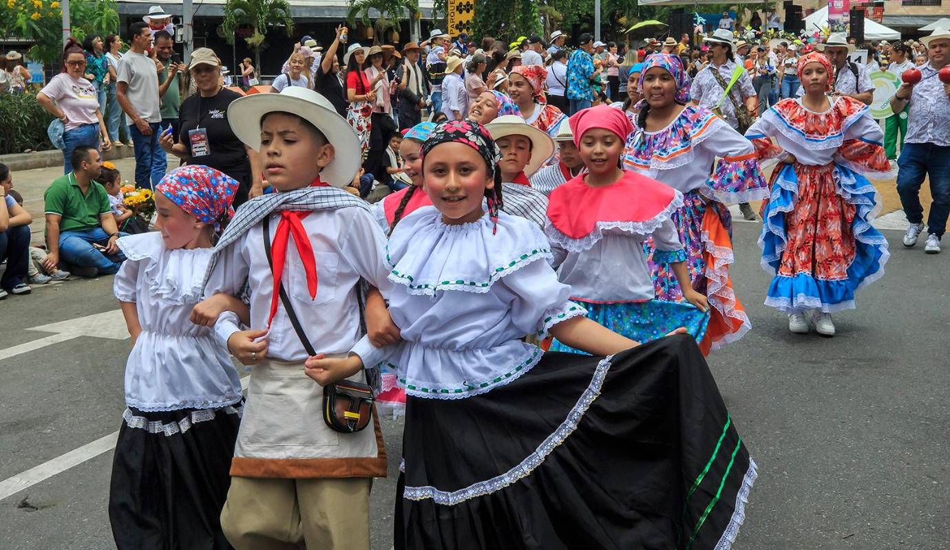Es un espectáculo que va más allá de la belleza de las flores; es un testimonio vivo del arraigo cultural y la pasión por las raíces campesinas que caracterizan a Medellín y Antioquia. Foto: Camilo Suárez Echeverry