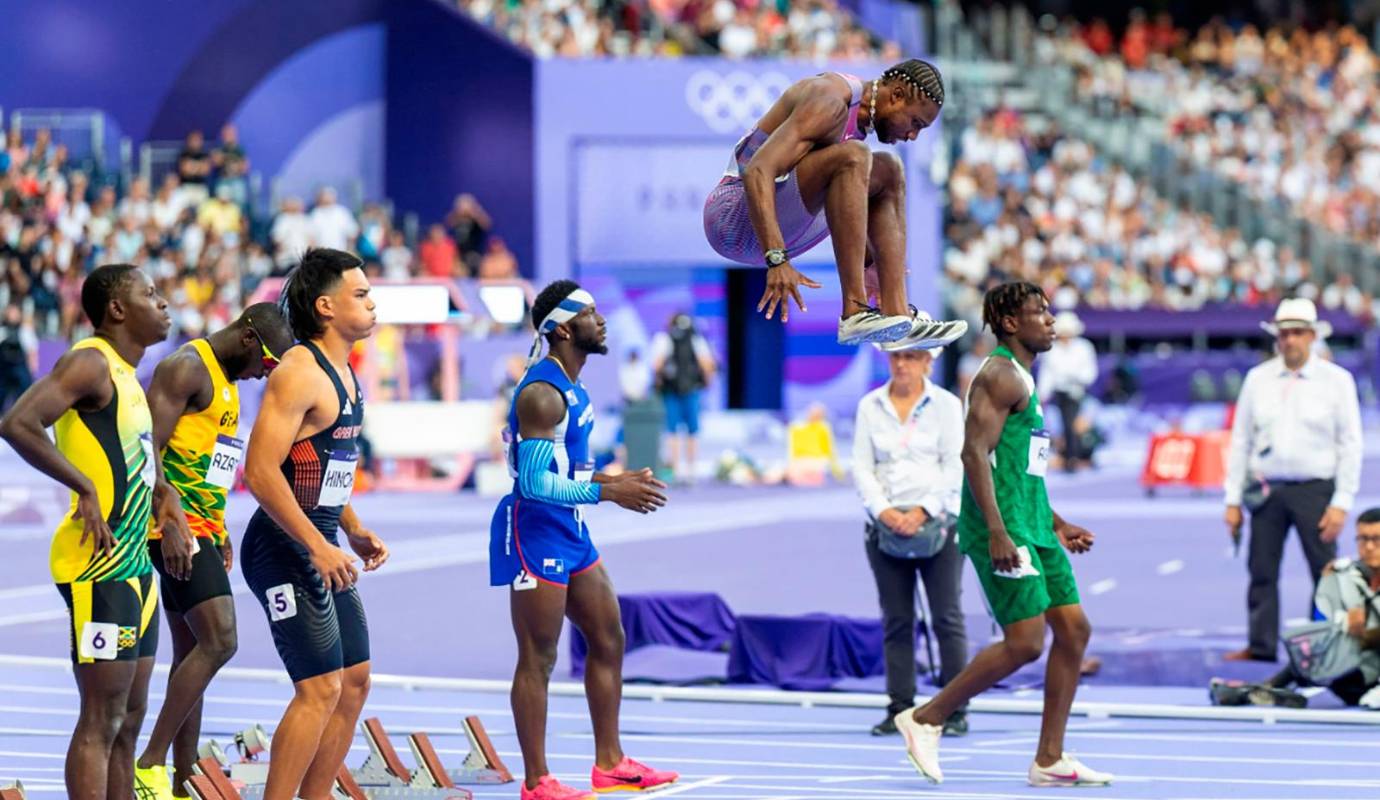 Noah Lyles de los Estados Unidos salta alto antes del inicio de la semifinal de 100 metros masculinos durante la competencia de atletismo en el Stade de France. Foto: GETTY