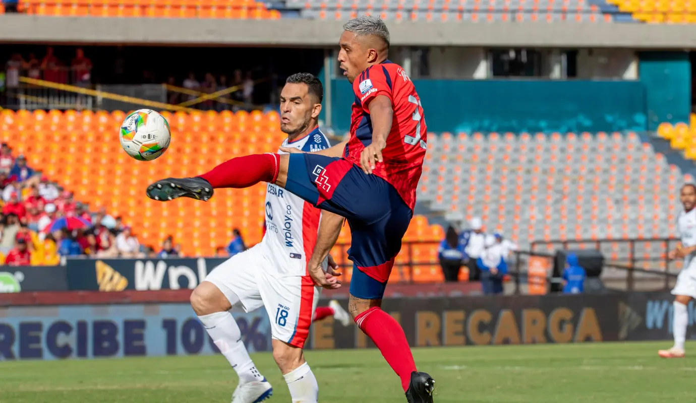 El encuentro, dejó un sabor amargo entre los más de 14 mil aficionados que se dieron cita en el Atanasio, con la esperanza de ver a su equipo reaccionar luego de la dolorosa derrota sufrida en la final del torneo apertura hace apenas quince días. Foto: Juan Antonio Sánchez