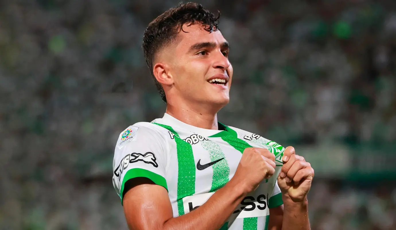 El tercer gol llegó con una joya digna de destacar: el juvenil Juan Rengifo sorprendió a todos con un gol olímpico, demostrando que el talento joven también tiene protagonismo en el equipo verdolaga. Foto: Manuel Saldarriaga Quintero