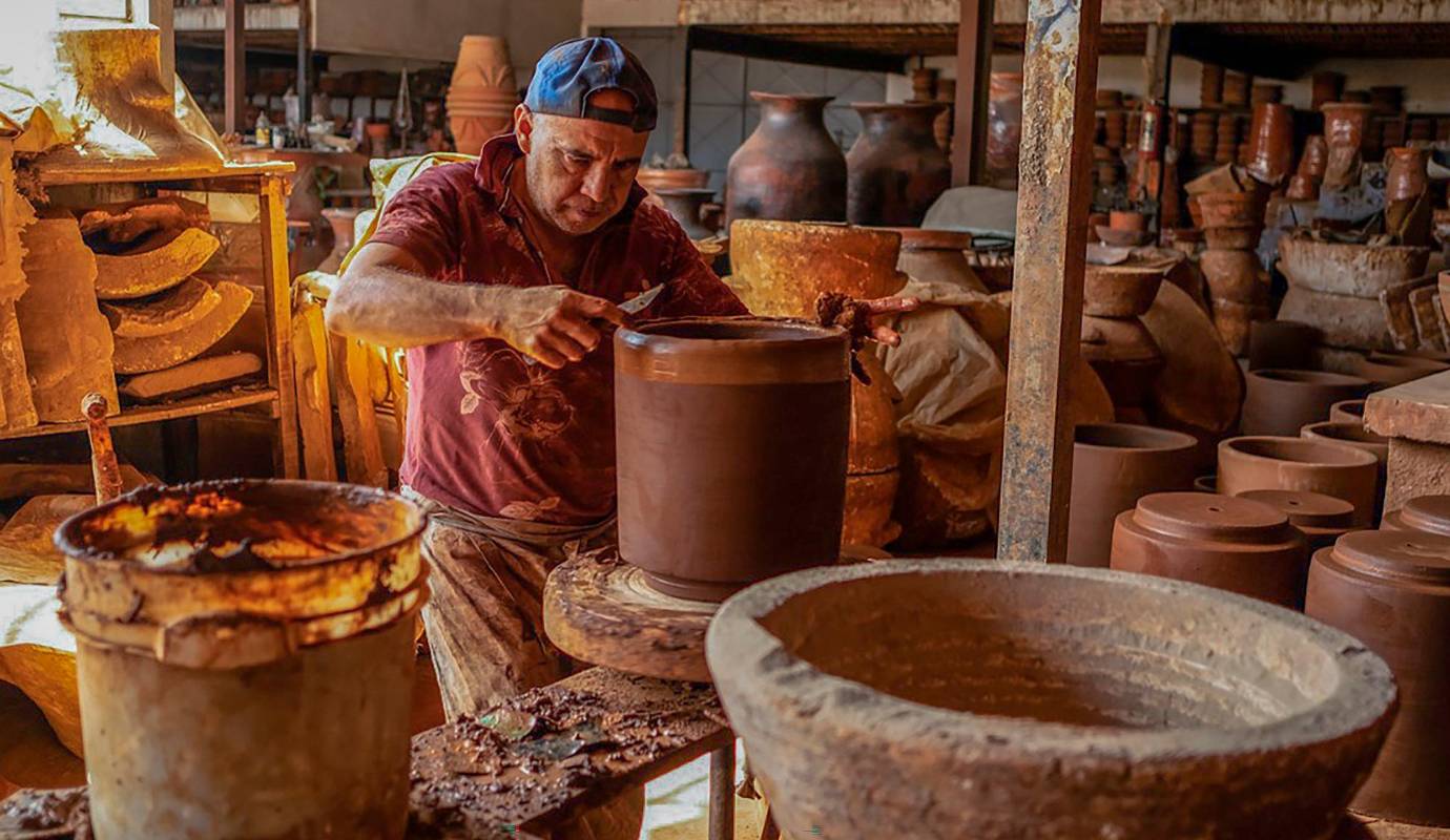 El barro continúa siendo la materia prima más representativa de Tonalá, donde generaciones de artesanos mantienen vivas técnicas tradicionales que han dado reconocimiento internacional al municipio. Foto: Oficina de Visitantes y Convenciones de Guadalajara