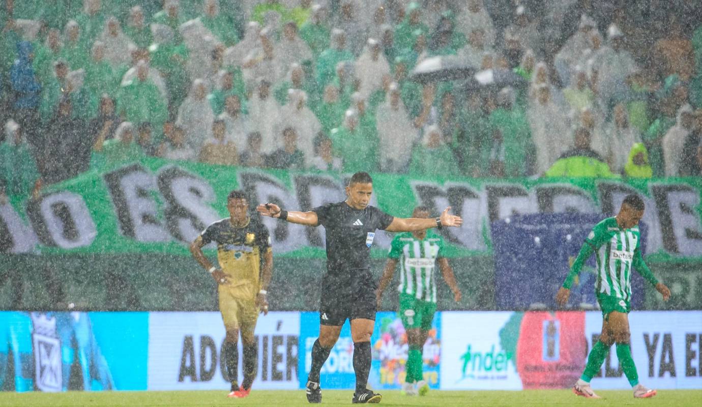 La noche en la que se llevó a cabo el partido estuvo marcada por la adversidad climática, lo que obligó a detener el encuentro por casi una hora debido a las descargas eléctricas que acompañaron la intensa lluvia. Foto: Camilo Suárez Echeverry