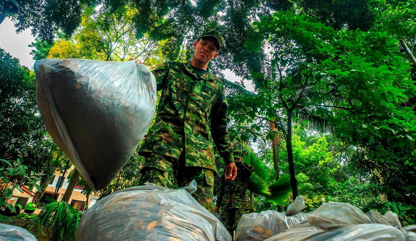 Este tipo de iniciativas no solo contribuyen a mantener limpios los espacios públicos, sino que también fomentan el sentido de pertenencia y la solidaridad entre los habitantes de la comunidad. Además, promueven la responsabilidad social y el respeto por el medio ambiente. Foto: Camilo Suárez Echeverry