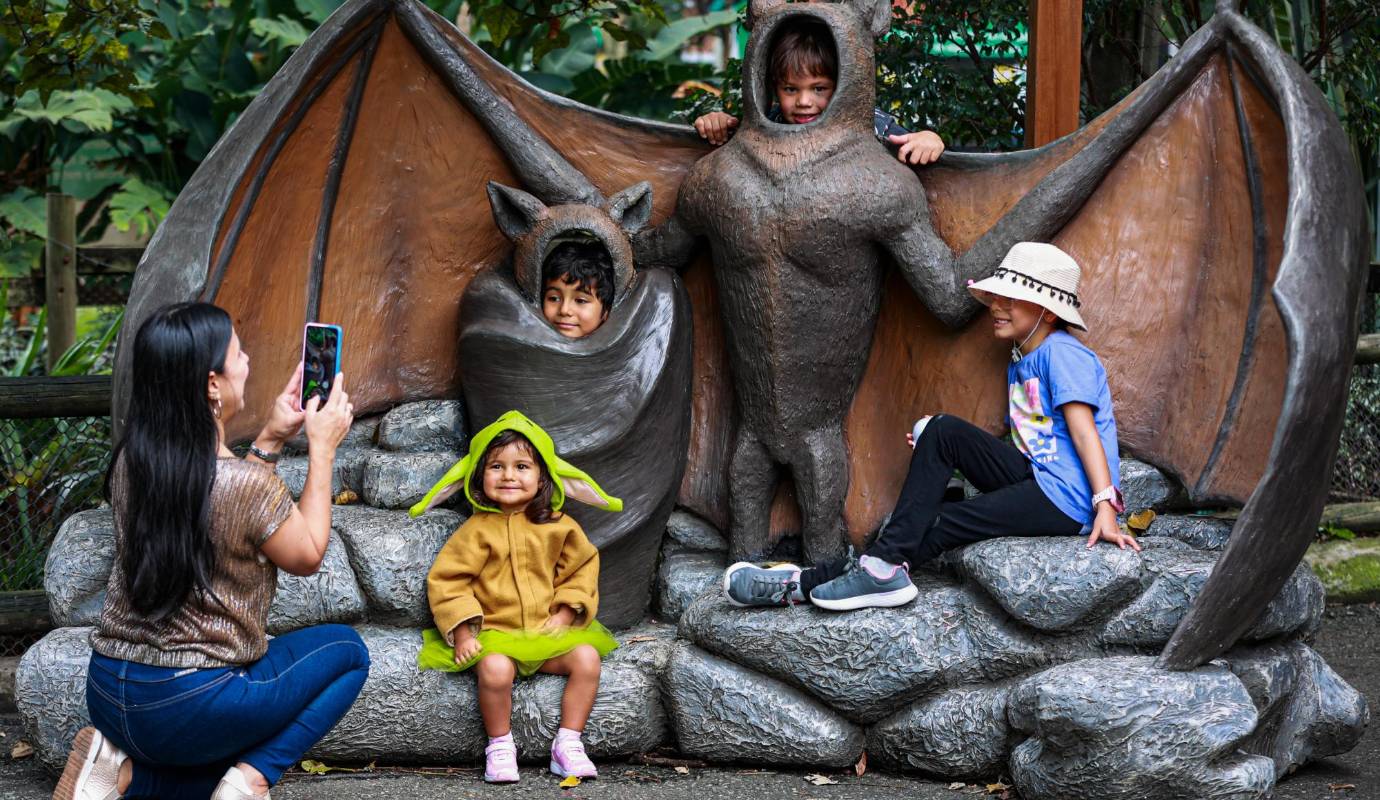 Medellín se vistió de fiesta este fin de semana, y el Parque de la Conservación fue uno de los escenarios más especiales para celebrar Halloween. Cientos de niños, con sus disfraces más creativos y coloridos, disfrutaron de una jornada llena de magia y aprendizaje. Foto: Manuel Saldarriaga Quintero.