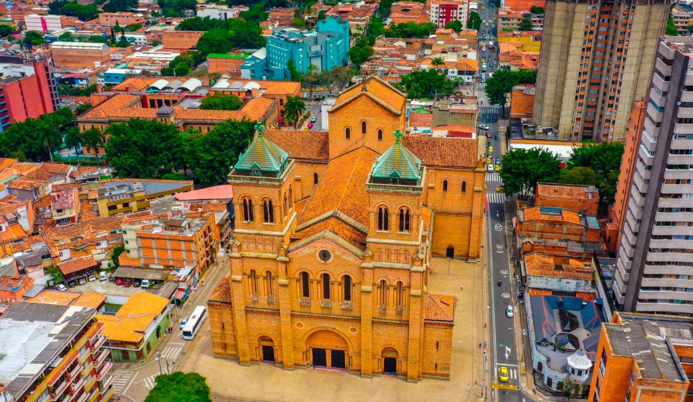 La rigurosa investigación previa realizada por Portela es fundamental para garantizar la precisión y la autenticidad en la narración de la historia de las edificaciones que fotografía. Foto: Camilo Suárez