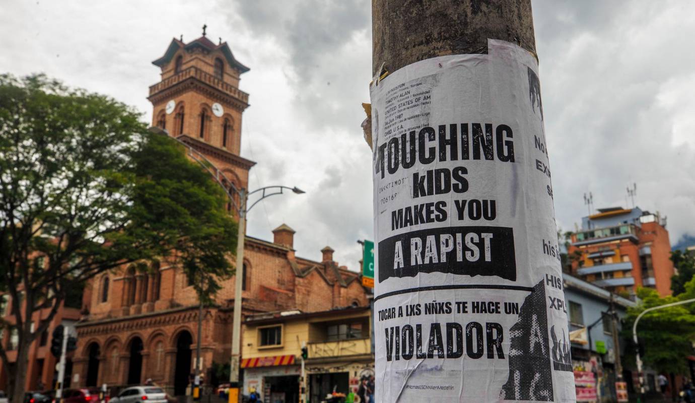 Si bien algunos de estos mensajes buscan denunciar problemáticas reales como la explotación sexual infantil en el contexto del turismo, otros han sido catalogados como xenófobos y discriminatorios, lo que ha despertado el rechazo de la comunidad. Foto: Camilo Suárez Echeverry