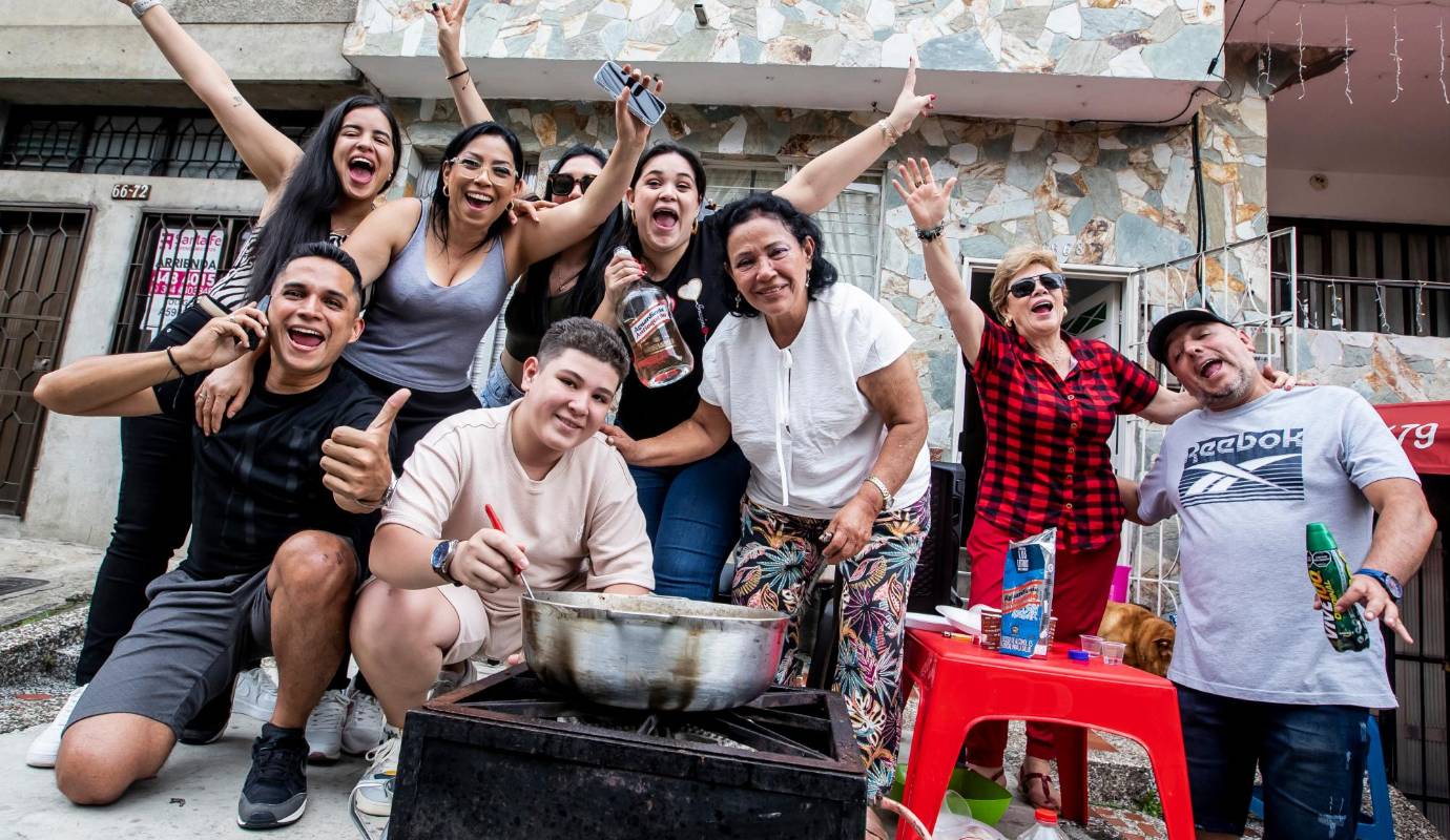 El 1 de enero en Medellín tiene sabor a tradición. Barrios enteros inician el año compartiendo un sancocho al aire libre. FOTO: Jaime Pérez