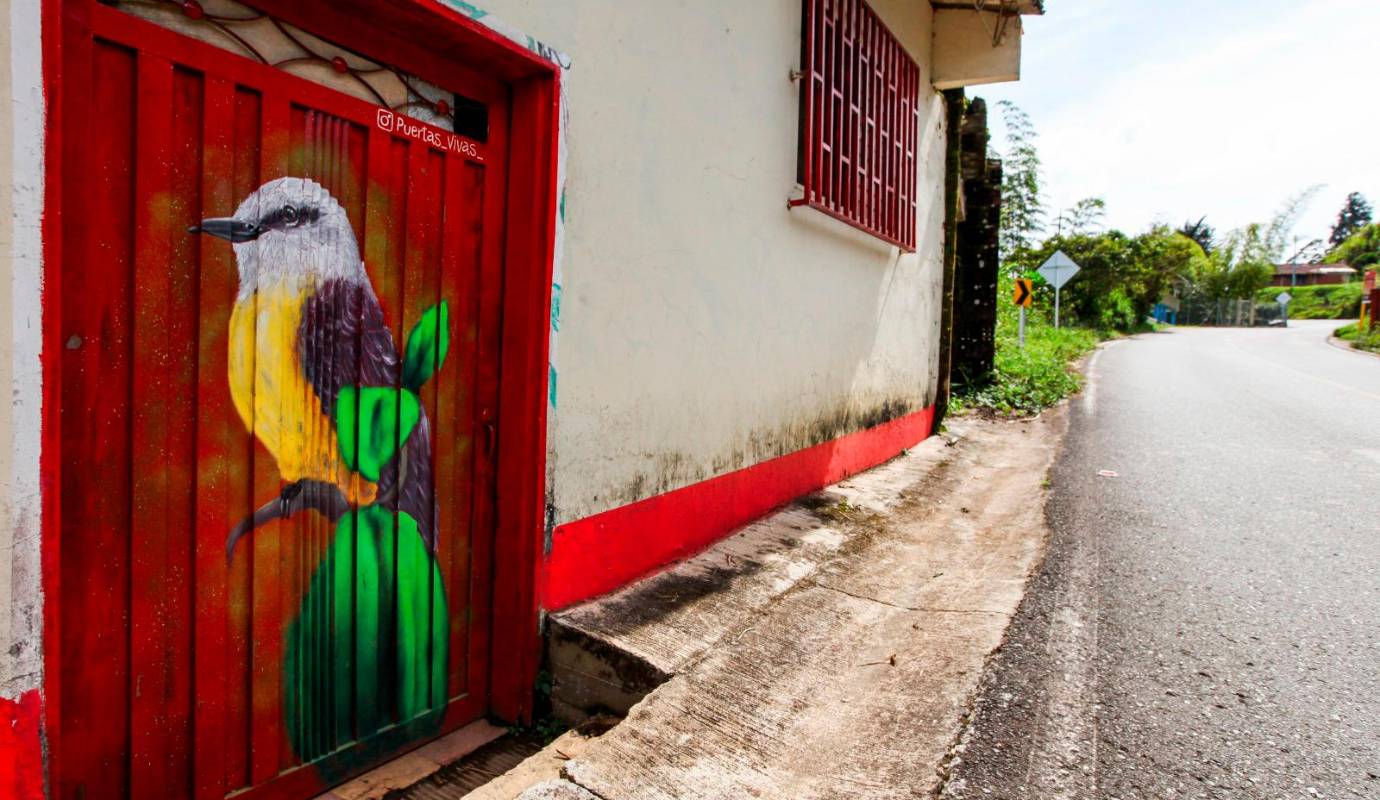 Las puertas de las viviendas a lo largo de la carretera han sido transformadas en auténticas obras de arte llenas de color y vida. Foto: Julio César Herrera