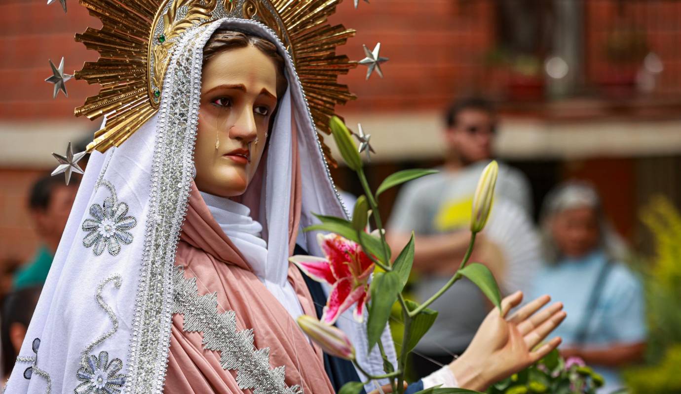 El Domingo de Resurrección es una fiesta que celebra el regreso a la vida de Jesús, el hijo de Dios, después del martirio vivido, que finalizó en su crucifixión en el Calvario. Este día se organizan diversas liturgias y procesiones religiosas en todo el país, en recuerdo de estos eventos, narrados en los evangelios bíblicos. Foto: Manuel Saldarriaga Quintero.