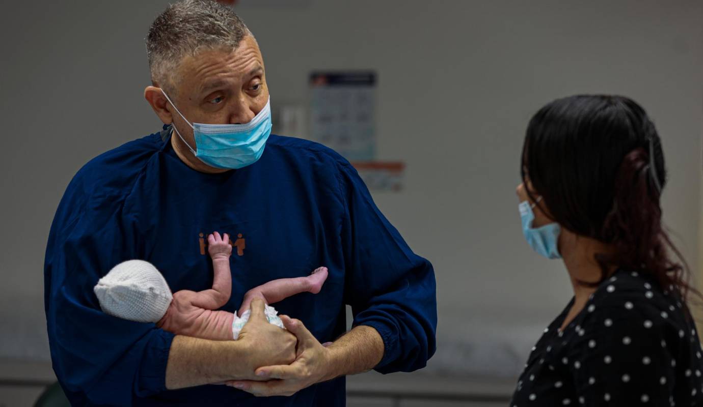 Gracias a esta práctica, los bebés experimentan un aumento de peso más rápido, una regulación más estable de su temperatura y una mayor protección frente a infecciones. Foto: Manuel Saldarriaga Quintero.