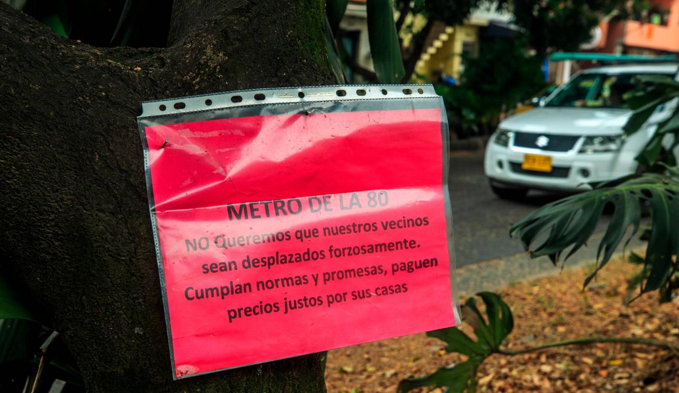 Los ciudadanos inconformes señalan que no dejarán de protestar y expresar sus reparos públicamente hasta no recibir soluciones de fondo, desde el proyecto señalaron por su parte además que, pese a estas tensiones, la obra sigue adelante con su cronograma e iniciará obras durante este mes de abril, dado que de los 850.000 metros cuadrados que en total serán empleados para la futura línea, 658.000 metros; es decir, el 81%, están disponibles para arrancar con los trabajos. Foto: Camilo Suárez Echeverry