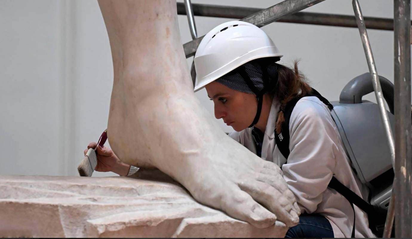 Esta famosa obra terminada en 1504 y que lleva 150 años en un museo de Florencia, Italia, necesita cada tanto una dosis de mantenimiento y cuidado. Foto: AFP