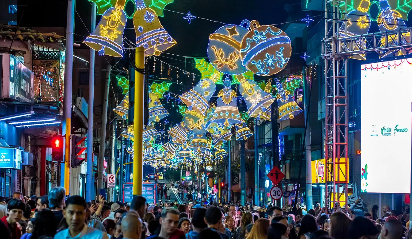 La magnitud de la decoración es impresionante: la instalación se extiende a lo largo de $10 kilómetros de las principales vías del municipio, transformando el paisaje urbano en un verdadero corredor de fantasía lumínica. Foto: Juan Antonio Sánchez