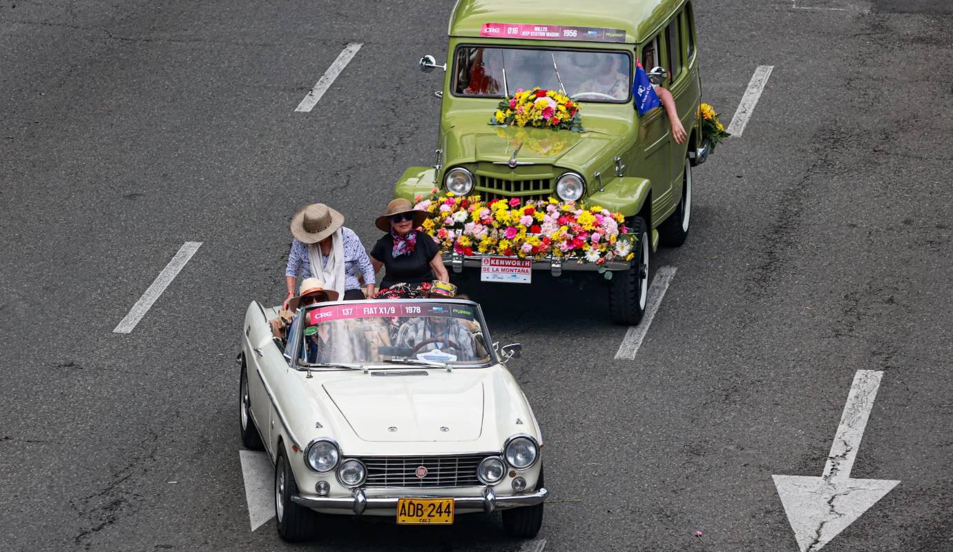 La ruta, cuidadosamente trazada, incluyó paradas estratégicas y exhibiciones únicas que permitieron al público apreciar de cerca la belleza y la ingeniería de estos vehículos. Foto: Manuel Saldarriaga Quintero.