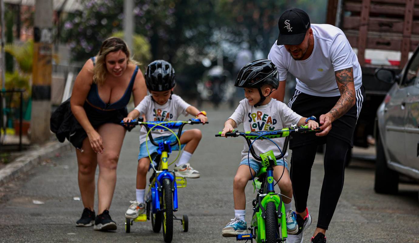 Muchos niños con sus bicicletas, en piscinas y los adultos acompañándolos en sus alegrías por el traído. Foto: Manuel Saldarriaga Quintero.