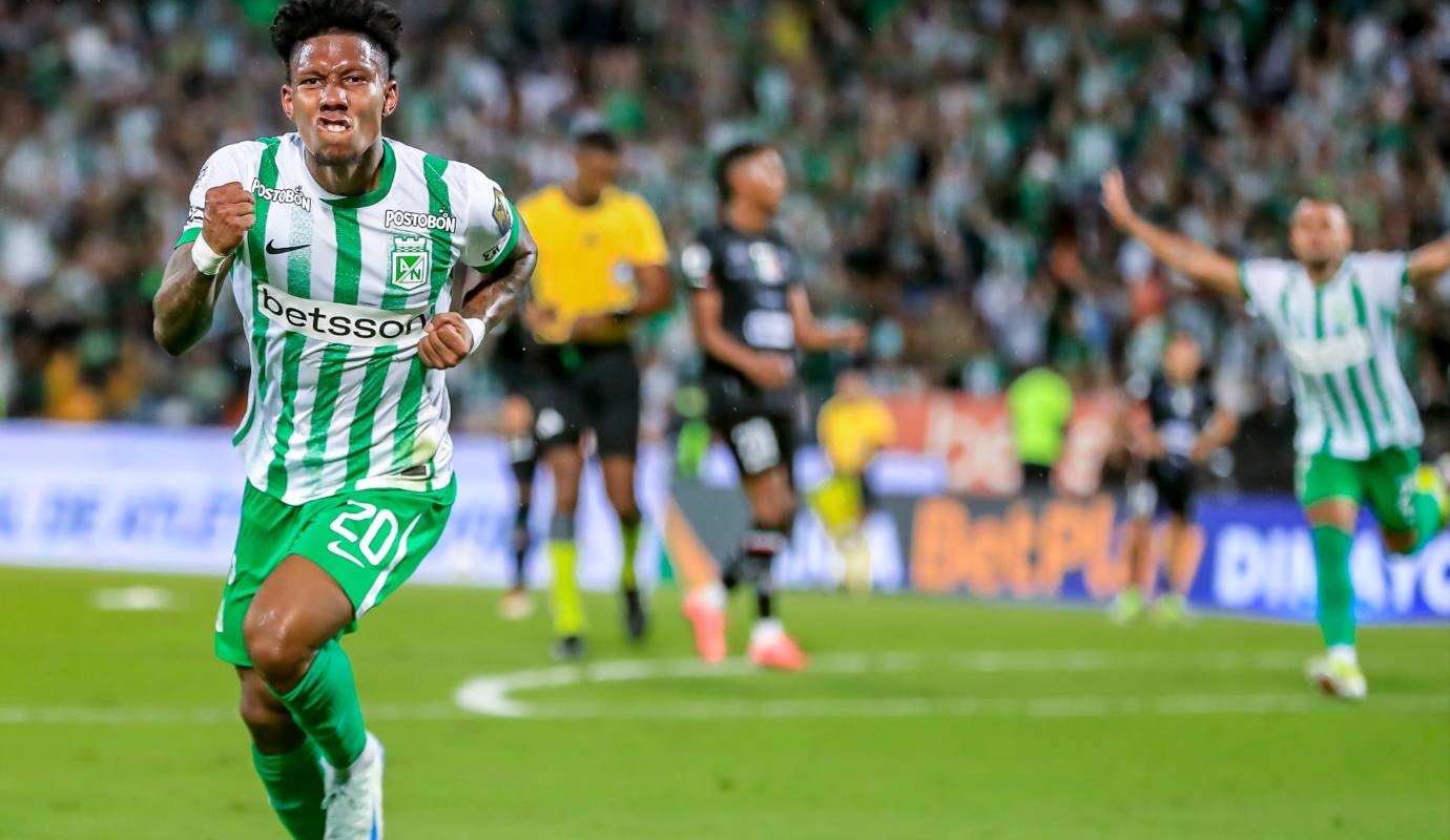  Joan Castro celebra el primer gol del partido con un grito de euforia frente a la tribuna. FOTO: Jaime Pérez