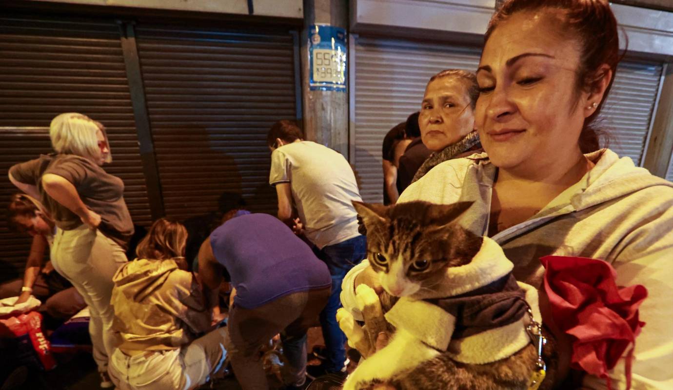 Eso hicieron los primeros años, hasta que un día Juan acompañó a otra fundación que llevaba comida a los habitantes en condición de calle de algunos sectores del centro de la ciudad, y allá se encontró con otra problemática, un montón de perros que tenían dueño, pero poca atención profesional por las condiciones en que vivían. Foto: Manuel Saldarriaga Quintero.