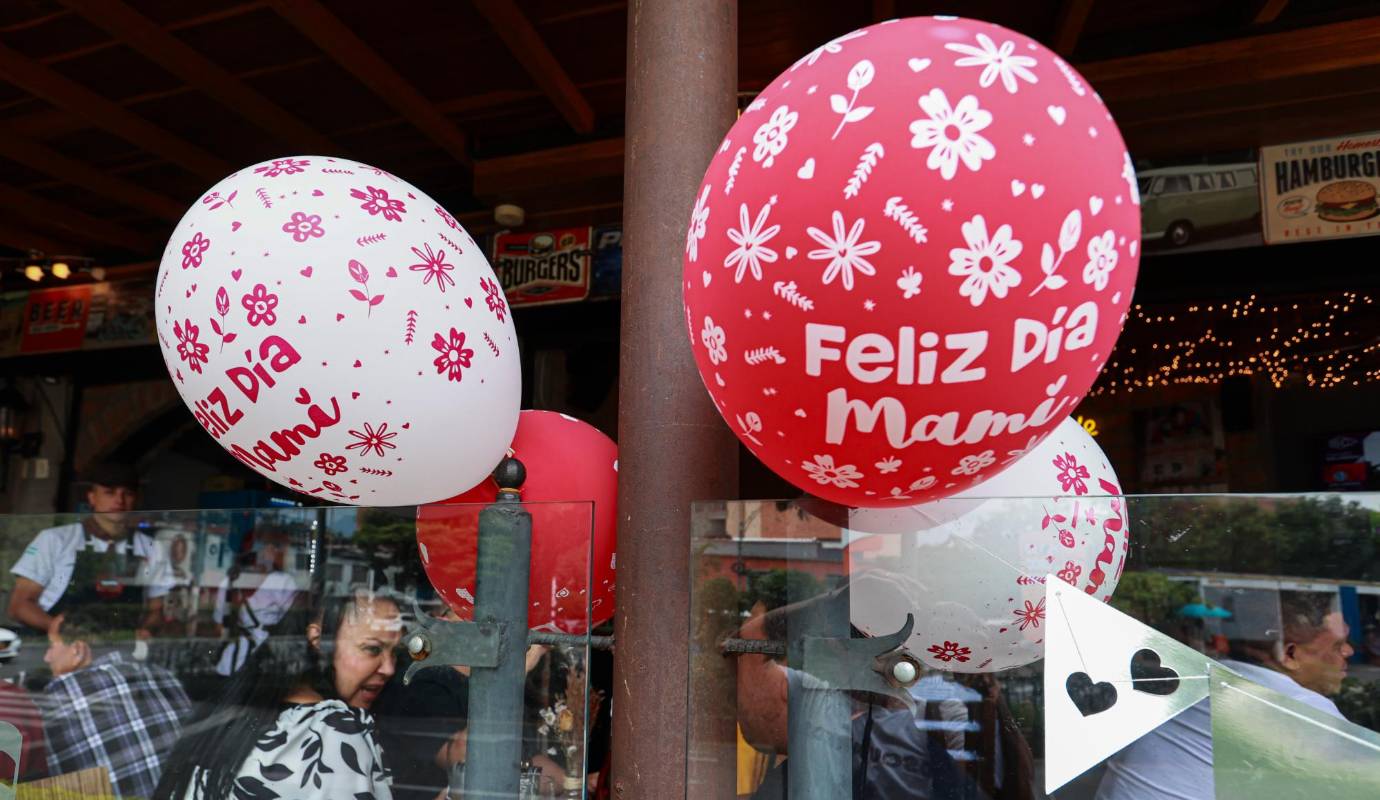 Medellín y todo el Valle de Aburrá las calles se llenaron de flores, chocolates, regalos y detalles especiales para las madres. Foto: Manuel Saldarriaga Quintero.