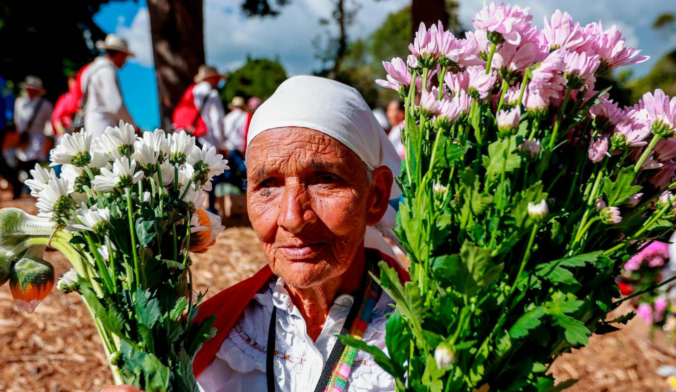 Este ritual ancestral, que se realiza en el Parque Arví, es mucho más que un intercambio floral: es un acto simbólico que exalta el legado cultural de los silleteros, auténticos portadores de una tradición que ha dado identidad a la ciudad ante el mundo. Foto: Manuel Saldarriaga Quintero