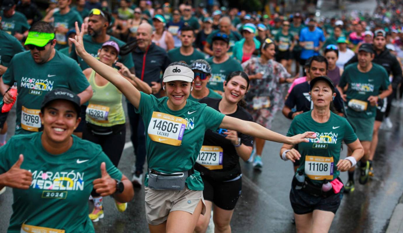 La Maratón Medellín 2024, en su trigésima edición, no solo fue una prueba de habilidad y resistencia física, sino también un símbolo de la unidad y el espíritu indomable de todos los que participaron. Con lluvia o sol, la pasión por el atletismo y la determinación de cruzar la meta estuvo presente en cada atleta. Foto: Manuel Saldarriaga Quintero.