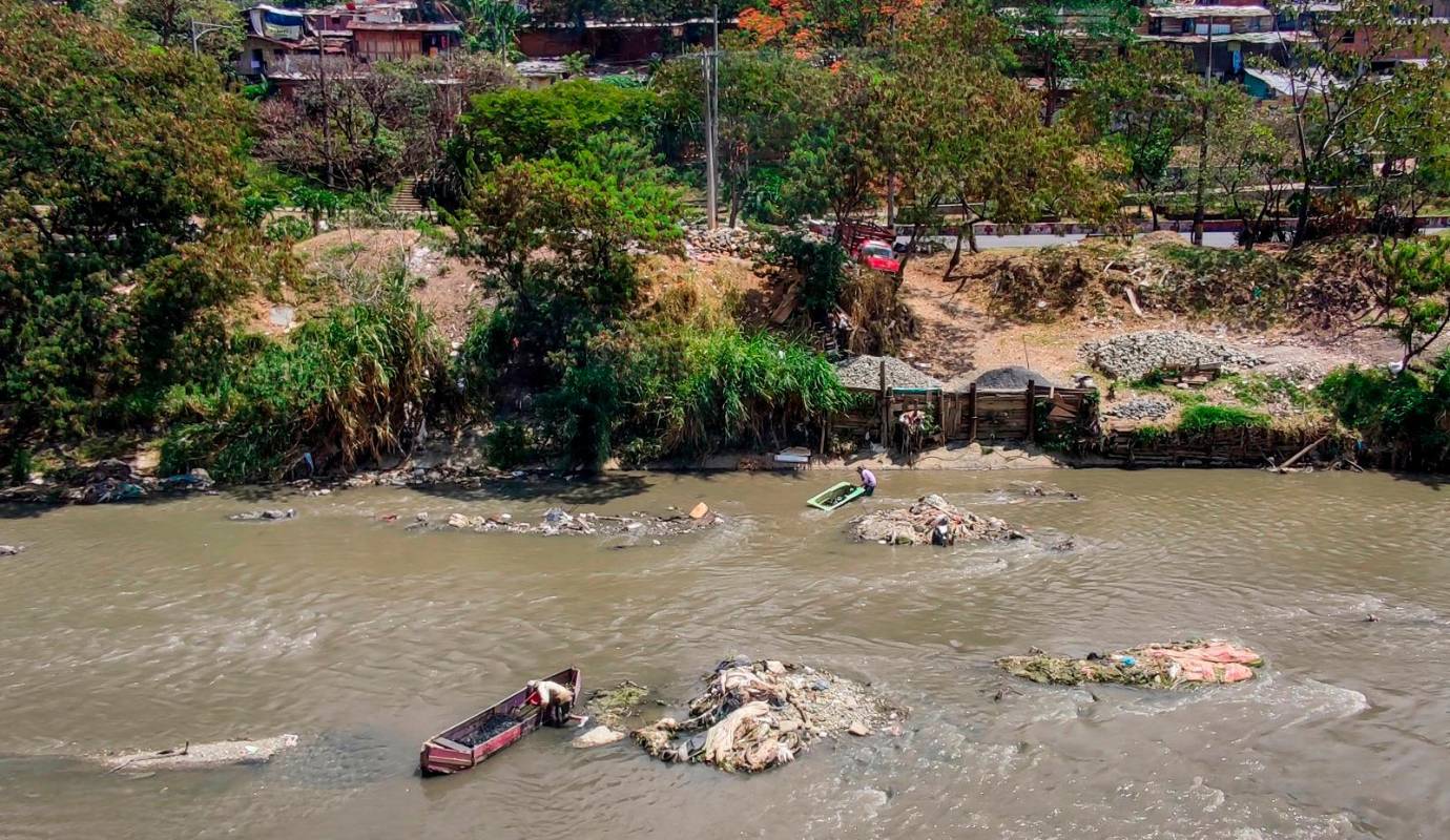 Aunque es un trabajo extenuante y muy físico, muchos habitantes de Medellín sobreviven de esta manera. Foto: Julio César Herrera