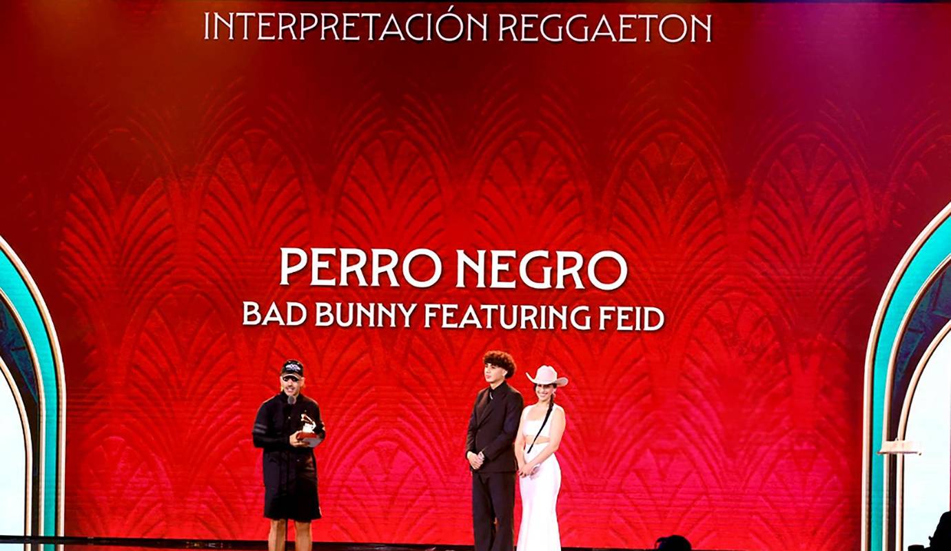 El paisa Feid, se llevó el galardón a Mejor Performance de Reguetón por su colaboración con Bad Bunny en Perro negro. Foto: AFP