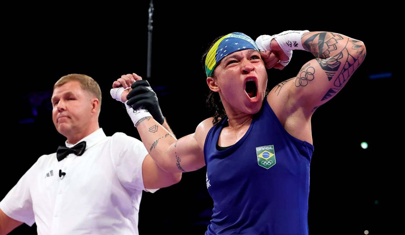 Beatriz Iasmin Soares Ferreira del equipo de Brasil celebra mientras el árbitro del partido, Dmitri Meliss, levanta la mano para anunciar que es la ganadora del combate de boxeo que disputó con Jajaira González del equipo de Estados Unidos, correspondiente la ronda preliminar de 60 kg femenino. Foto: GETTY