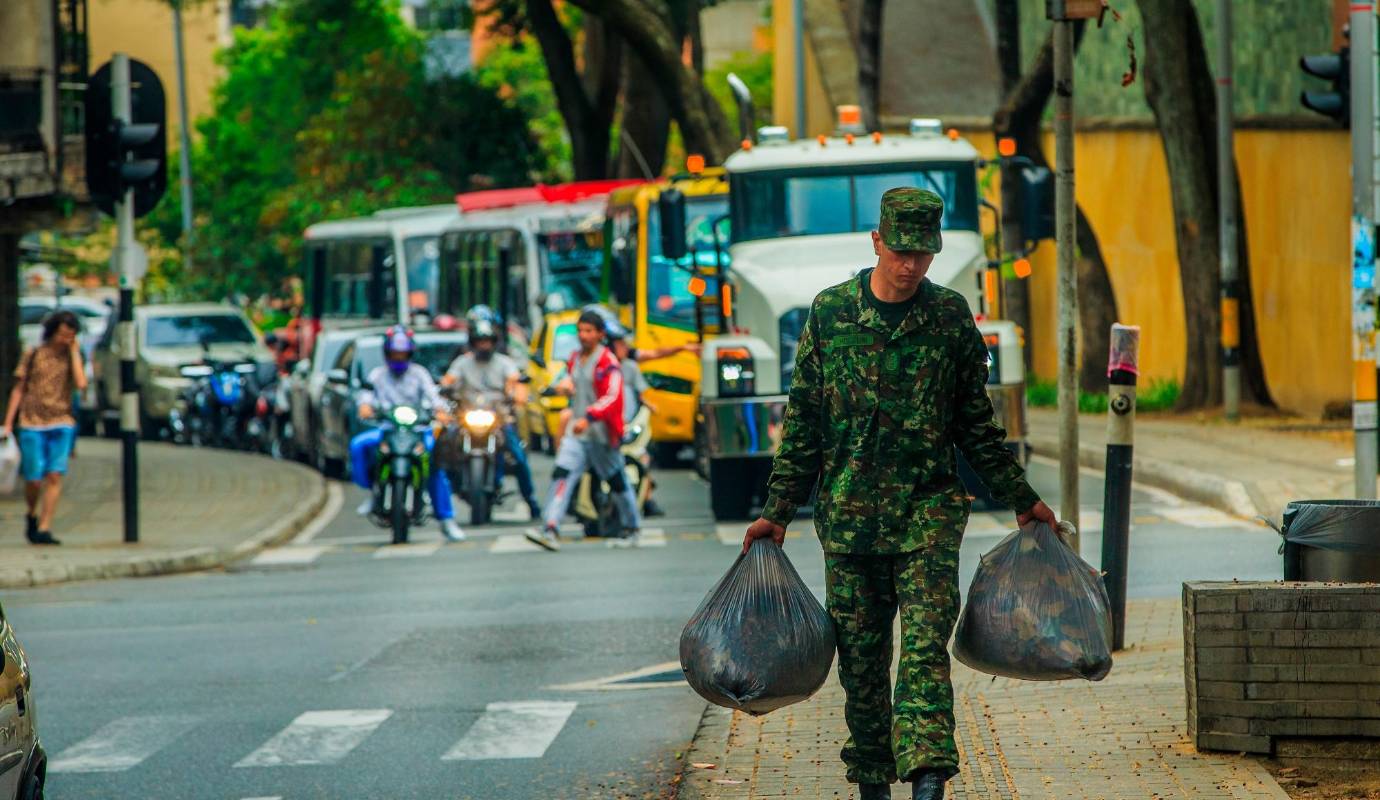 Esta jornada no solo mejoró el entorno de la avenida La Playa, contribuyendo a crear un ambiente más limpio, saludable y agradable para todos. Foto: Camilo Suárez Echeverry