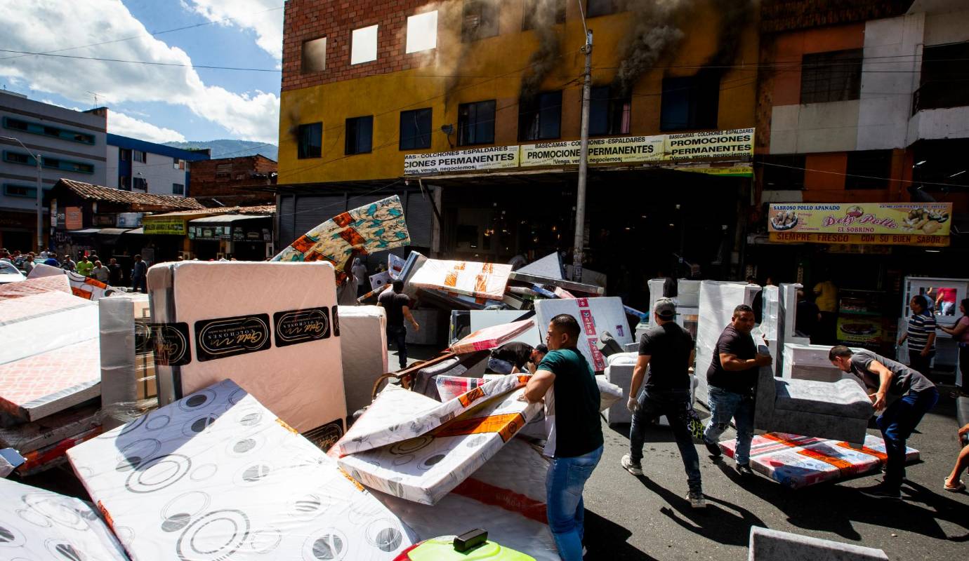Un incendio de grandes proporciones se presentó esta mañana en una fábrica de colchones y muebles del Centro de Medellín, generando gran conmoción en la zona. Foto: Julio César Herrera