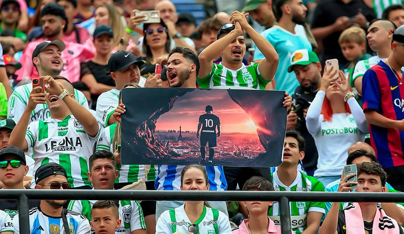 La presencia de Lionel Messi en Medellín transformó el estadio Atanasio Girardot en un escenario de celebración colectiva. Desde antes del inicio del partido, miles de aficionados llegaron con camisetas, banderas y cánticos dedicados al campeón del mundo, creando un ambiente cargado de expectativa. Foto: Camilo Suárez