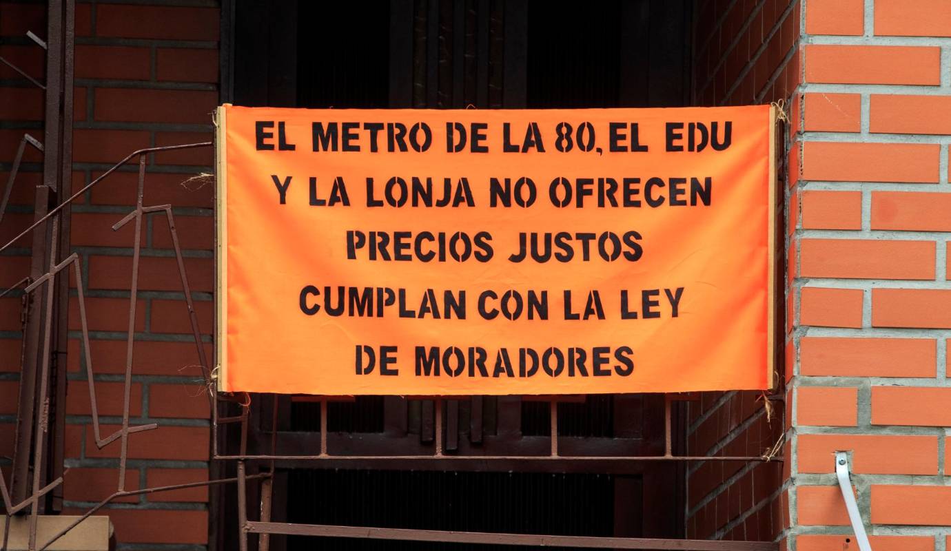 A lo largo de los más de 13 kilómetros de lo que será la línea de transporte del metro más importante desde la Línea A, muchos propietarios han instalado carteles anunciando su inconformismo por los precios que ofrecen por sus propiedades. Foto: Camilo Suárez Echeverry