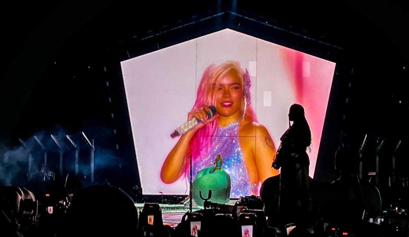 La primera sorpresa de la noche, fue la aparición del bachatero Romeo Santos, con el que interpretó Noche de sexo. Tras interpretar el tema ambos se despidieron con un fuerte abrazo y Karol G se quedó en el escenario cantando Tusa, Amargura y Makinón.