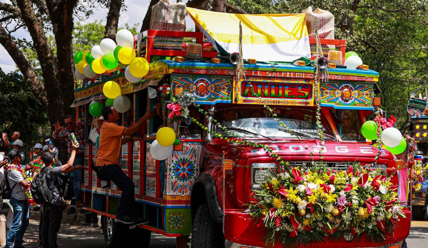 Este domingo 4 de agosto, Medellín vibró con el regreso del Desfile de Chivas y Flores. Un espectáculo inolvidable en el marco de la Feria de las Flores 2024. Foto: Manuel Saldarriaga Quintero.