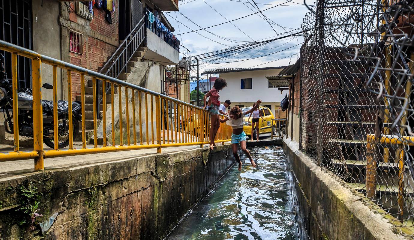 La comunidad ha logrado que la piscina se mantenga activa y accesible, sin horarios formales ni administración oficial, pero con un fuerte sentido de pertenencia. Foto : Camilo Suárez Echeverry