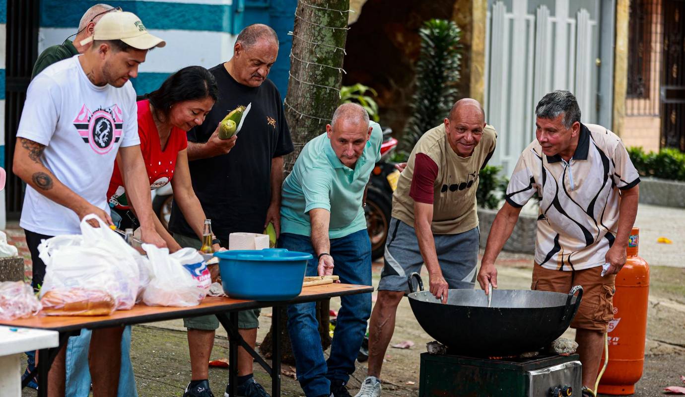 Familias y amigos de los barrios de Medellín sacan la olla un buen sancocho para el guayabo. Foto: Manuel Saldarriaga Quintero.