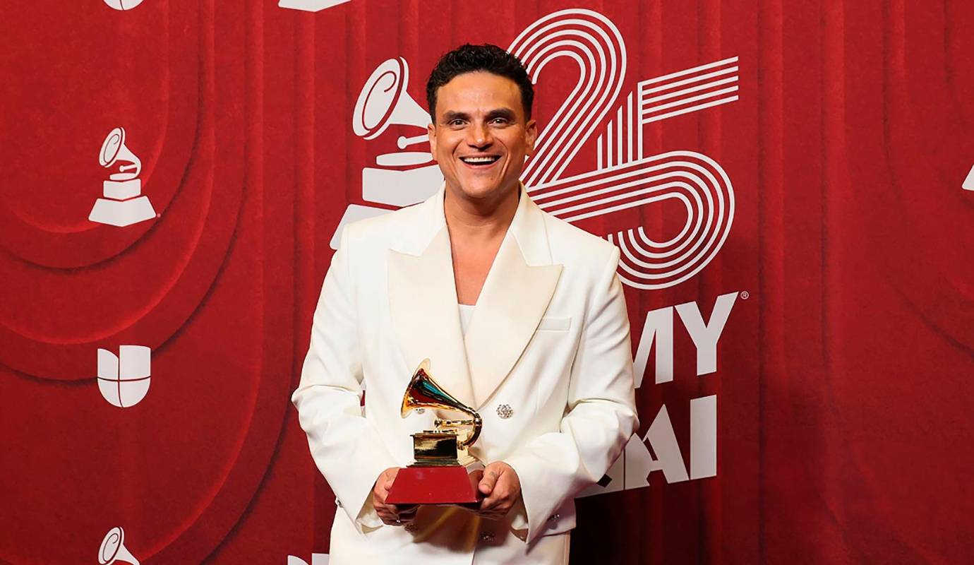 Silvestre Dangond fue el encargado de abrir la ceremonia, ganando el primer Latin Grammy de la edición 25 en la categoría Mejor Álbum Cumbia Vallenato por su trabajo discográfico ‘Ta malo’. Foto: AFP