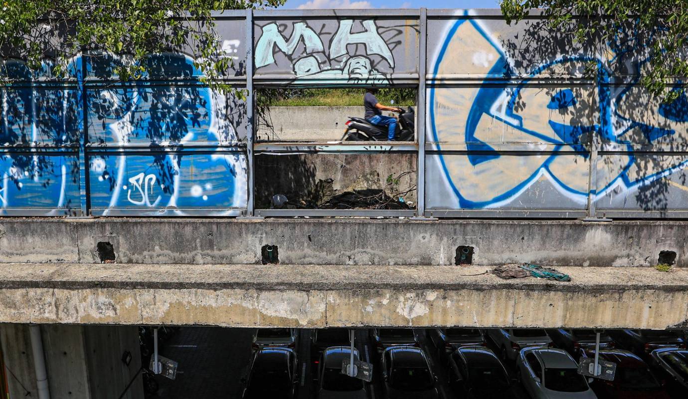 Sin embargo, también es evidente que el puente de la 4 Sur padece los estragos de la incultura ciudadana. Ese submundo que se armó en los bajos del puente ha hecho su parte con los kilogramos de basura que deja; latas, de botellas, desperdicios de comida y plástico que taponan los drenajes y en tiempos de lluvias inundan al sector de Cristo Rey. Foto: Manuel Saldarriaga Quintero