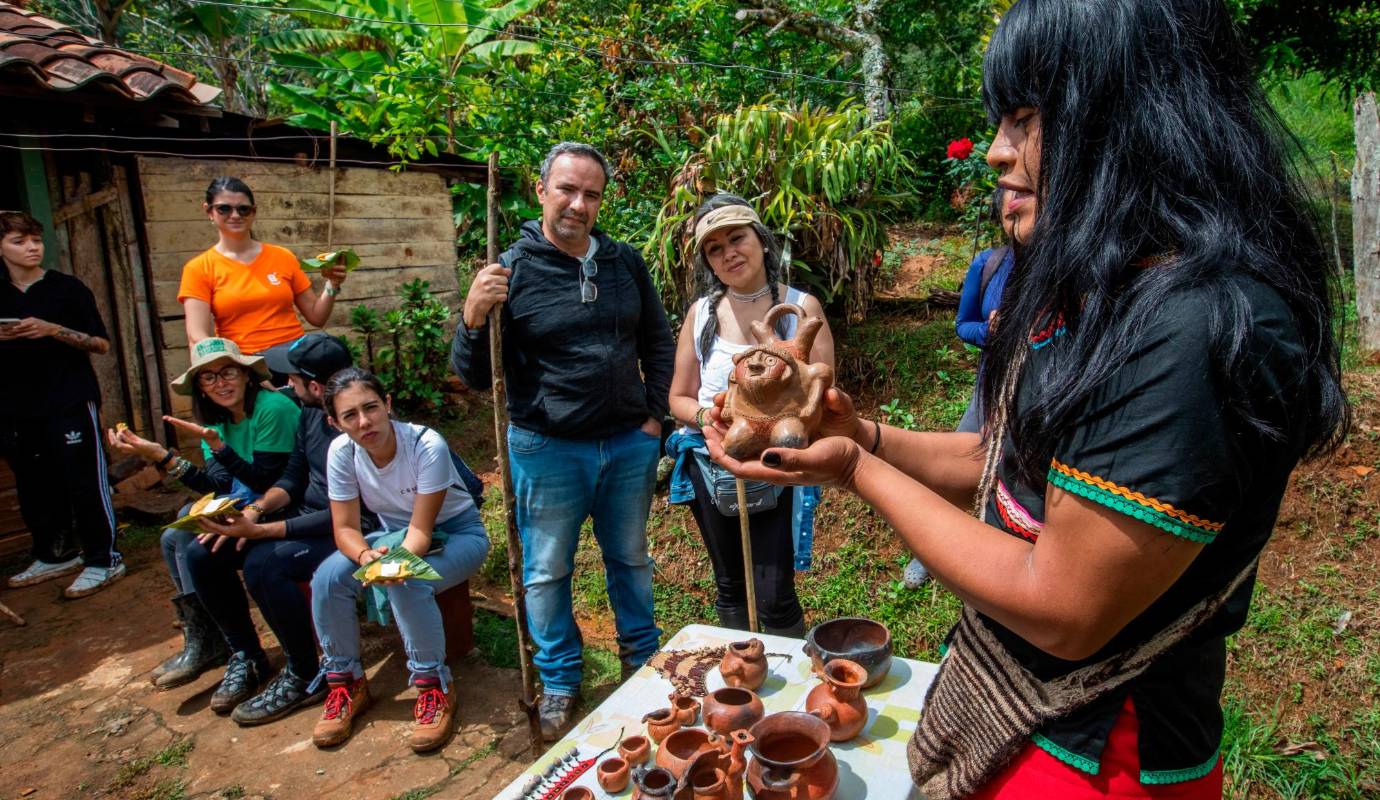 Una de las paradas se enfoca en la importancia de las arepas de mote y de la alfarería, un arte algo olvidado dentro de los Embera Chamí, que practica incansablemente Alexa Yachi para resignificarlo, como ha hecho con otros temas, en su condición de mujer trans que lucha día a día por preservar su cultura, defender los derechos de la comunidad LGTBIQ+ ante su comunidad y sobrepasar los obstáculos a los que se ha visto, al lado de sus compañeras, enfrentada por ello: “Somos seis chicas trans en la comunidad y nuestro proceso para que nos reconociera el cabildo no fue para nada fácil y aun así lo logramos”. Foto: Esneyder Gutiérrez 