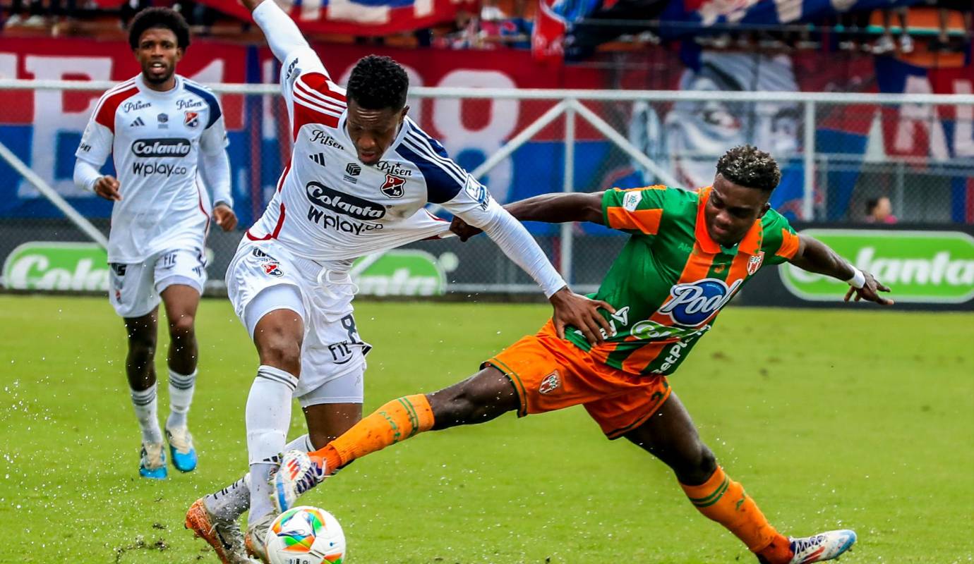 La expulsión de dos jugadores en el primer tiempo complicó las cosas para el DIM. Sin embargo, los jugadores del ‘Poderoso’ demostraron una gran capacidad de adaptación y sacrificio, y lograron mantener el orden y la disciplina táctica. Foto: Jaime Pérez