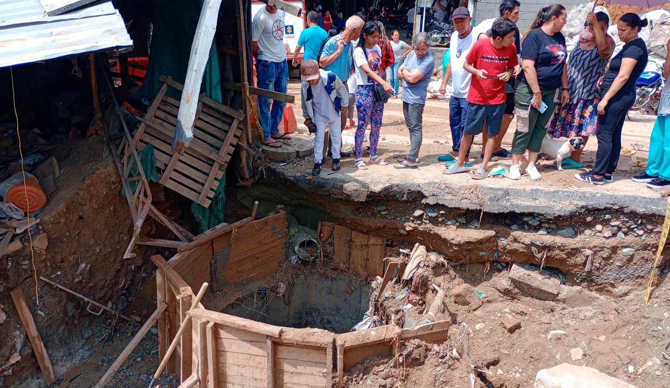 Ante la presencia de sus familiares y vecinos, los organismos de emergencia encontraron dentro de un tubo el cuerpo de Diego Alejandro Olarte. Foto: Manuel Saldarriaga Quintero