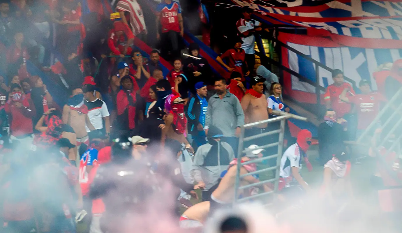 La fiesta se dañó porque los aficionados del cuadro rojo ubicados en la tribuna norte, parte baja, empezaron a tirar al suelo las vallas que los separaban de la cancha del Atanasio Girardot. Foto Camilo Suárez