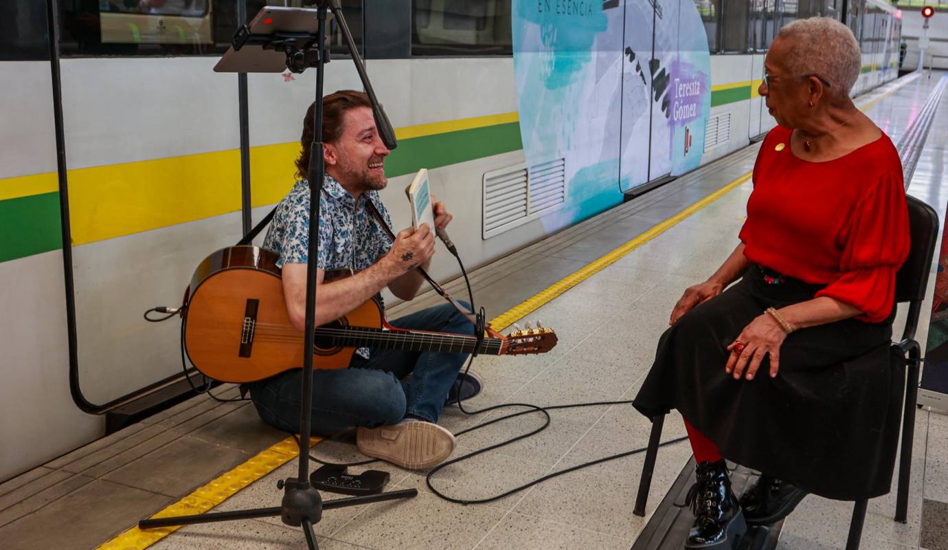 Pala estuvo cantándole a Teresita en esta apertura del Tren de la cultura. Foto: Manuel Saldarriaga Quintero.