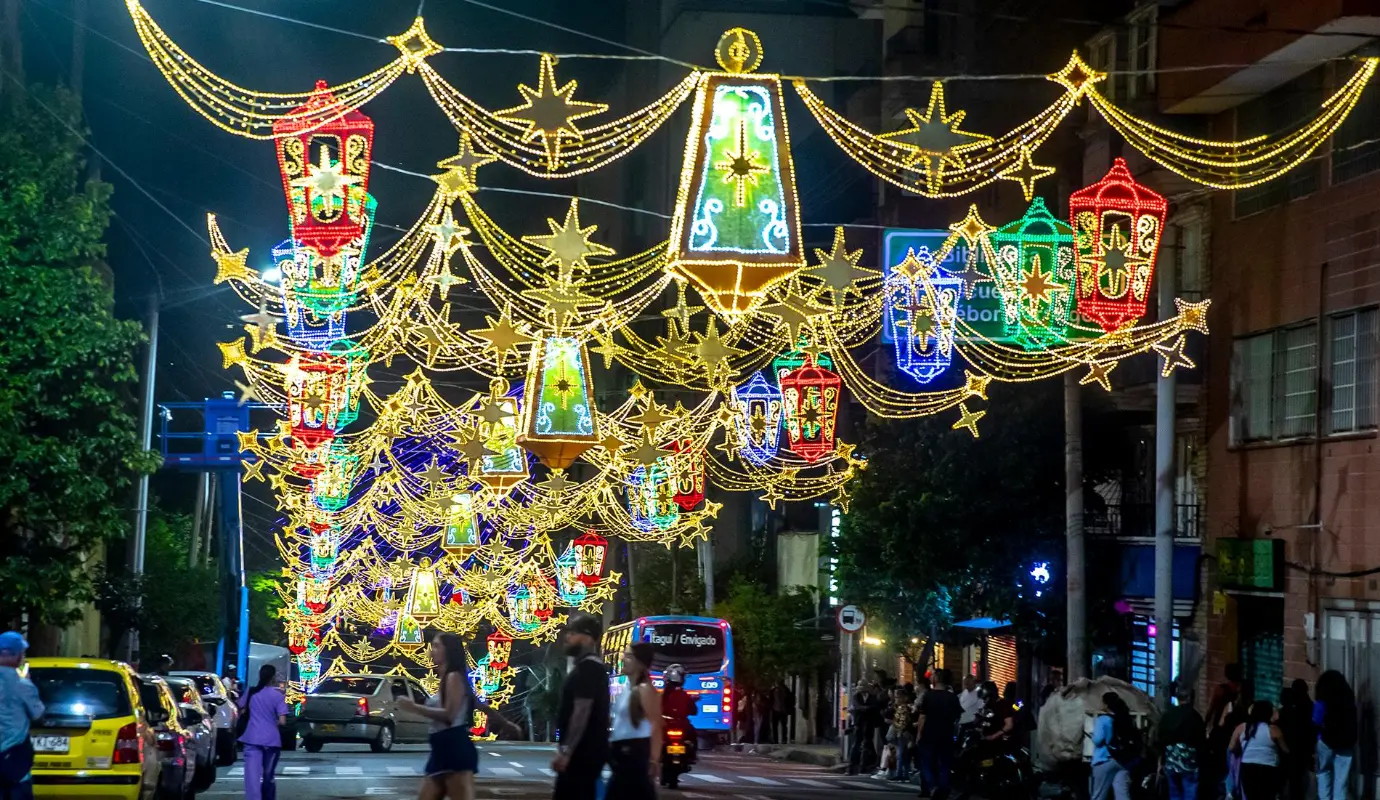 Las luces, que estarán disponibles para el disfrute de la comunidad hasta el 18 de enero de 2026, incluyen estructuras gigantes, pasajes temáticos, adornos tradicionales y atractivos visuales pensados para todas las edades. Foto: Juan Antonio Sánchez