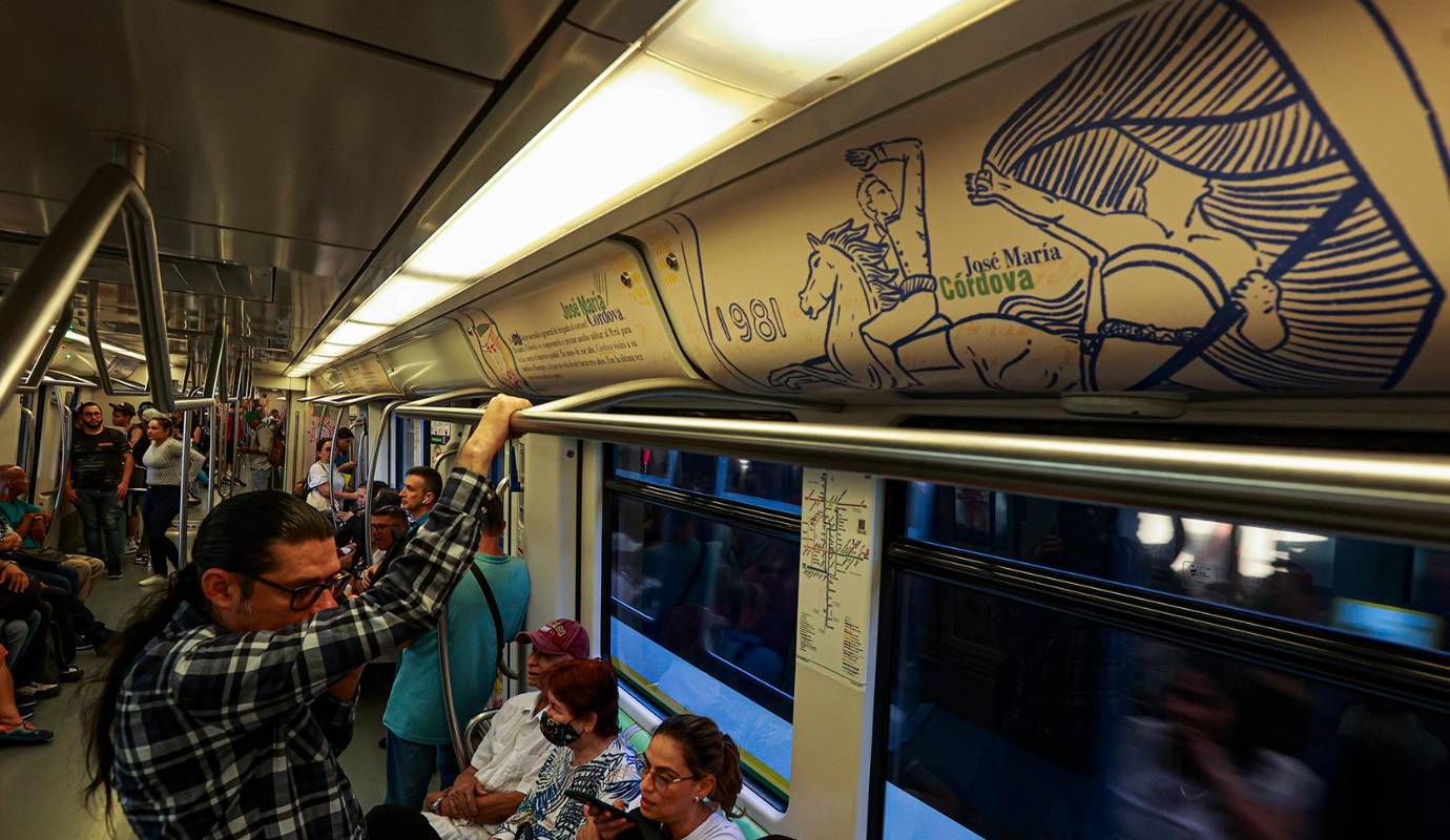 Para acercar aún más a los ciudadanos a la historia de Córdova, el Metro de Medellín ha organizado una serie de actividades interactivas. Actores caracterizados con trajes de la época recorrerán estaciones como Caribe, San Antonio, La Estrella y Parque Berrío, mientras que los usuarios podrán participar en talleres de serigrafía y aprender sobre la batalla de Ayacucho de manera dinámica. Foto: Manuel Saldarriaga Quintero