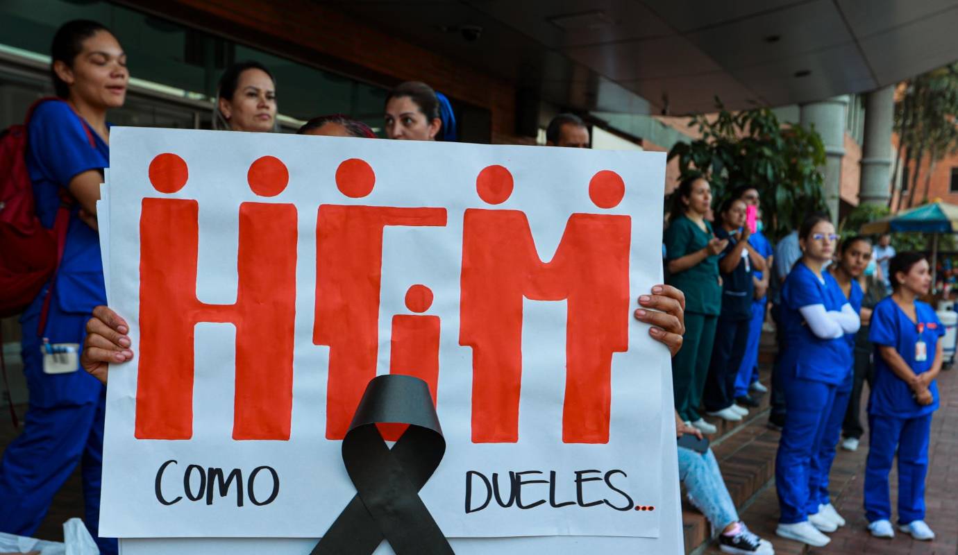 Juan Camilo Toro, uno de los integrantes de los sindicatos de la entidad, señaló que a la manifestación confluyeron la mayoría de las organizaciones laborales del hospital, preocupados por los manejos que ha sufrido el mismo. Foto: Manuel Saldarriaga Quintero.