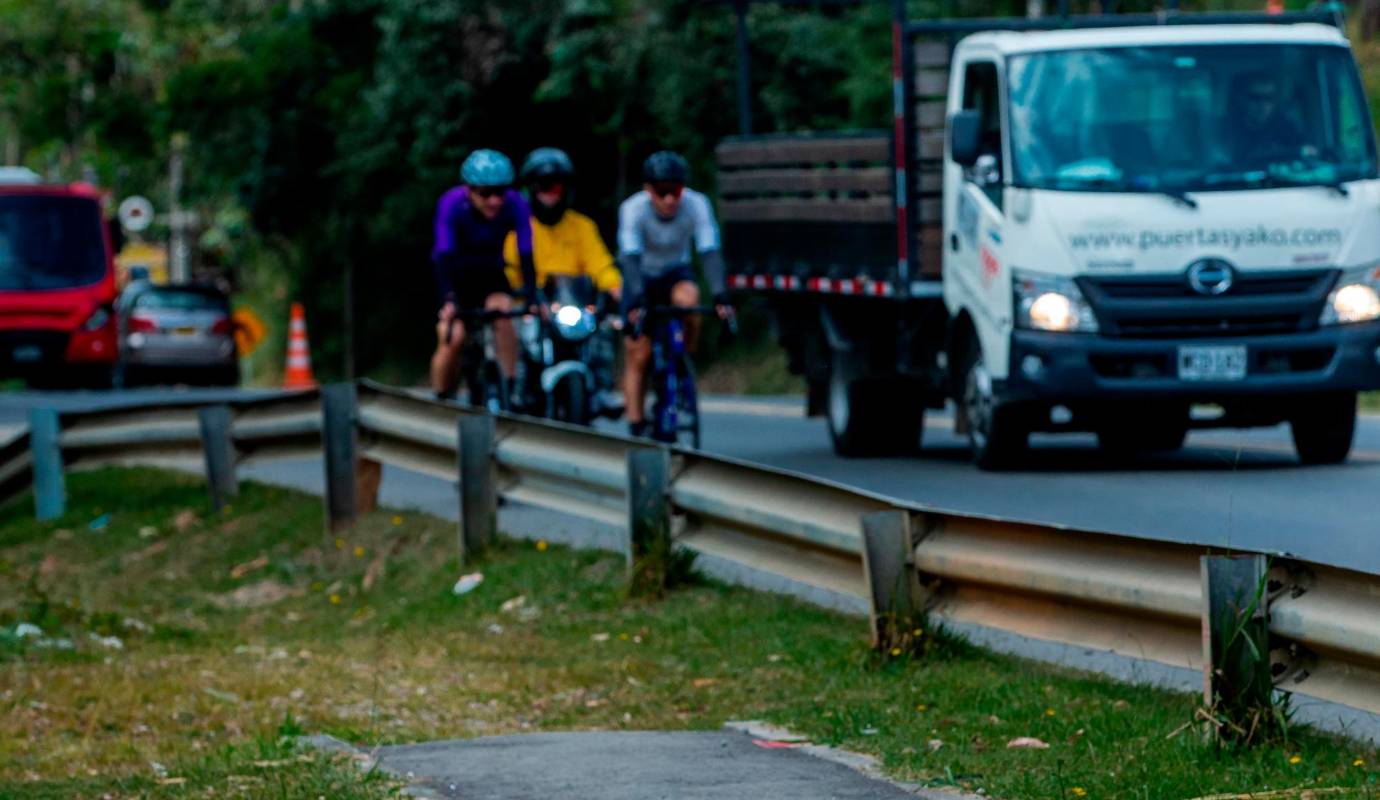Los ciclistas prefieren tomar un riesgo en las vías antes de utilizar los pocos tramos que están terminados a medias. Foto: Camilo Suárez Echeverry