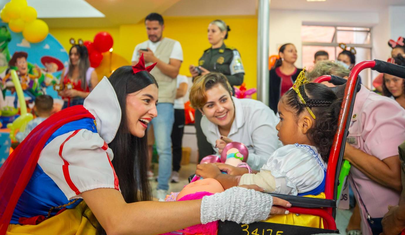 En un acto de solidaridad y compromiso social, el Ejército Nacional llevó una jornada de alegría y esperanza a 189 niños que luchan contra el cáncer en el Hospital Infantil San Vicente Fundación de Medellín. Foto: Camilo Suárez Echeverry 