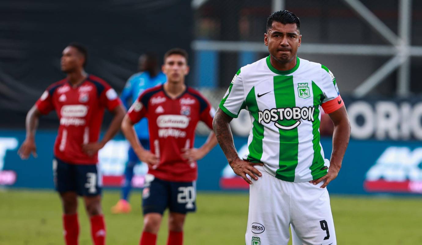 La goleada del DIM 5-0 sobre Nacional enardeció a los fanáticos del equipo verdolaga en las tribunas del Polideportivo Sur, de Envigado. Foto: Manuel Saldarriaga Quintero.