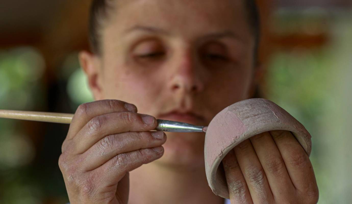 Después de la perdida de la visión, Isabel retomó el torno y la arcilla, aquellos elementos que la conectaban con su pasado y le permitían expresar su creatividad. Foto: Manuel Saldarriaga Quintero.